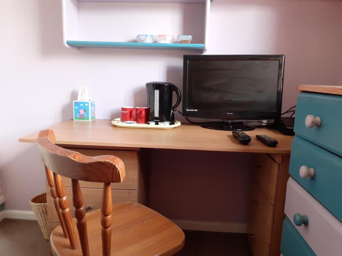Home From Home Single Or Double Room Netflix Or Virgin Tv Wifi & Free Parking Poole Exterior photo